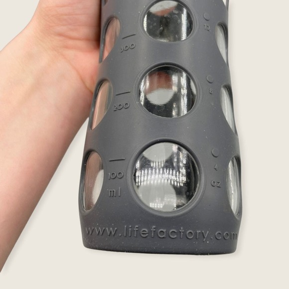 Life Factory Glass Water Bottle in Black Silicone Sleeve Straw Lid 20 oz 600 ml - Picture 7 of 8